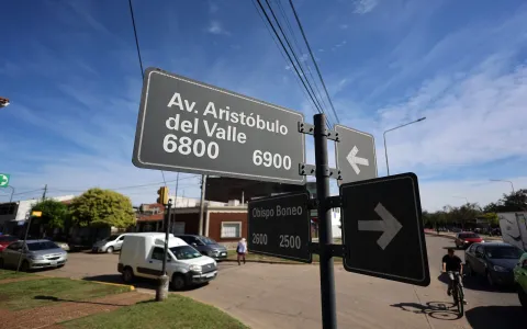 Buscan ampliar el estacionamiento doble mano en inmediaciones a Aristóbulo del Valle