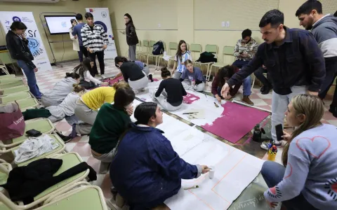 Estudiantes transforman sus reflexiones sobre salud mental en murales colectivos
