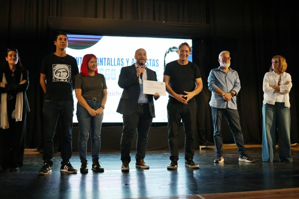 El presidente del Concejo Municipal, Checho Basile, entregó la declaración de interés, junto a los concejales Julián Martínez y Violeta Quiróz.